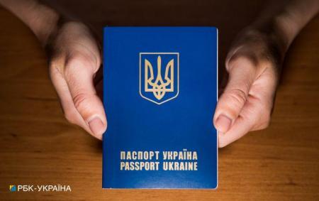 У частини українців із серпня можуть забрати паспорти-книжечки