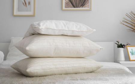 Швидко і без надмірних зусиль: як випрати пір’яну подушку вдома