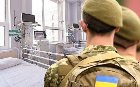 Чи можуть чоловікові відмовити в лікуванні без дозволу військкомату: юрист відповів