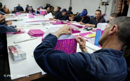 Каша з м'ясом, робота та барбершоп: як живуть окупанти в українському полоні