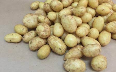 Як без ножа почистити кілограм молодої картоплі за п'ять хвилин: чотири дієві способи