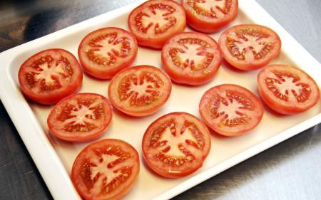 Хвилинний літній салат, який ніколи не набридає: просто наріжте помідори кружечками