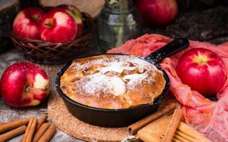 Готуємо шарлотку з яблуками на сковороді: смачний пиріг на кефірі та одному яйці