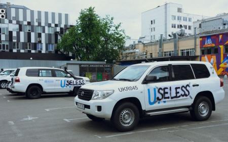 У Києві на автівки ООН приклеїли красномовний напис через позицію організації щодо підриву Каховської ГЕС