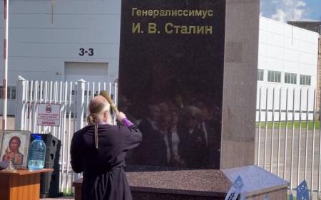 У Росії священник РПЦ освятив пам'ятник Сталіну