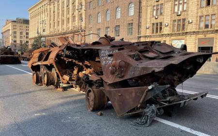 Російські танки – в Києві: на Хрещатику виставили знищену ворожу техніку