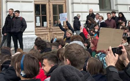 Скандал з Фаріон: у Львові студенти вийшли на мітинг проти викладачки