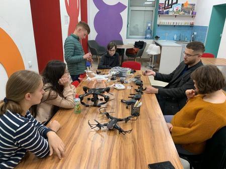 «Уявіть, школяр керує FPV-дроном». В Україні запускають школи операторів БПЛА для підлітків