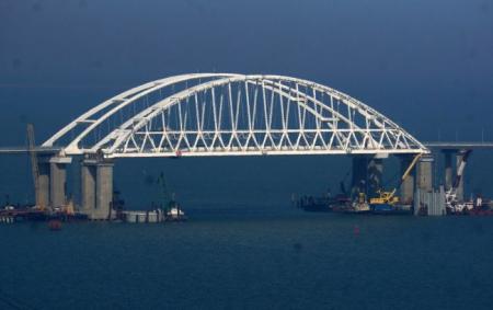 Дим не допоможе: британська розвідка пояснила вразливість Кримського мосту