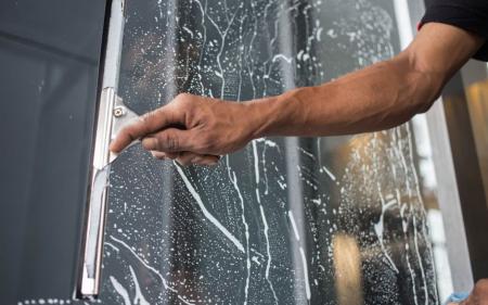 Як помити вікна ззовні, якщо живеш на високому поверсі