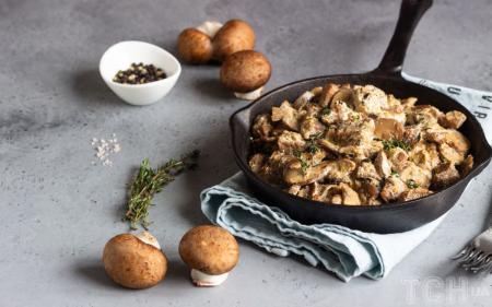 Свинина, тушкована з грибами, у сметанному соусі: класичний рецепт