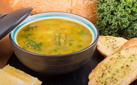 Смачний обід на всю сім'ю: курячий суп з часниковими галушками — вся справа в тісті