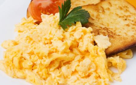 Як приготувати найсмачнішу яєчню: французький метод, що надасть вашій страві ресторанного шику