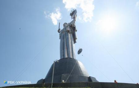 Заміна герба СРСР на тризуб на монументі 