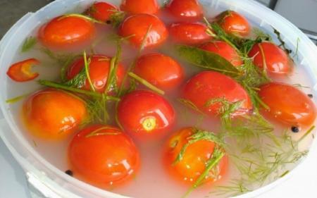 Рецепт смачних квашених помідорів