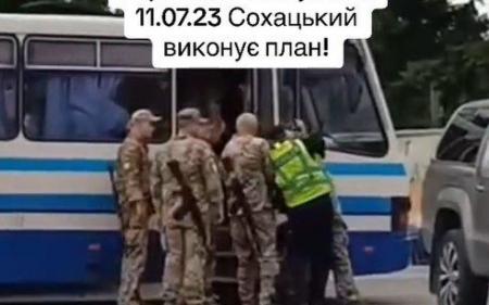 На Тернопільщині працівники ТЦК зупинили автобус і силоміць затримували чоловіка