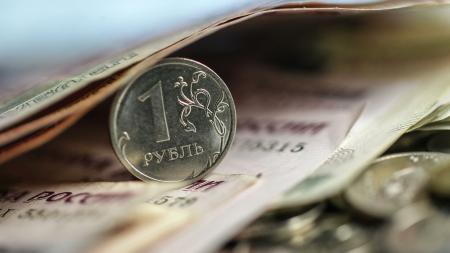 Побив рекорд з березня 2022: російський рубль знову обвалився