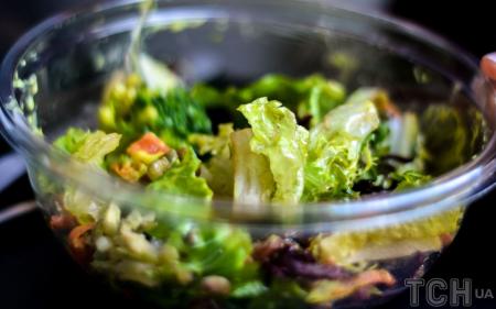Молода капуста з шинкою та плавленим сиром: рецепт салату з легким соусом