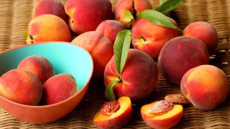 Чому потрібно їсти персики: антидепресант та інші корисні властивості фрукта та протипоказання
