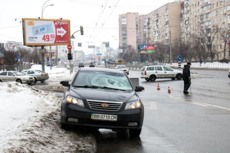 В Киеве автомобиль сбил мужчину, пострадавший ушел домой 