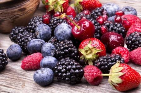 Целебные ягоды: что спасает от стресса, похмелья и морщин