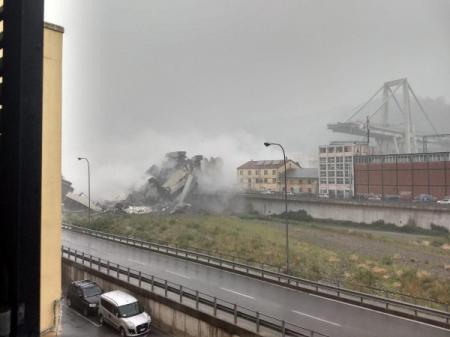 В Италии обрушился автомобильный мост, больше 20 погибших