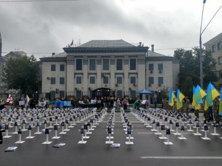 В Киеве у посольства России установили кресты с погибшими под Иловайском