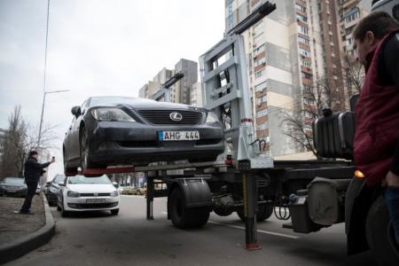 Забрать авто на штрафплощадку – дело одной минуты: в Киеве появились новые эвакуаторы