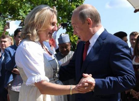 Глава МИД Австрии объяснила, как и почему позвала Путина на свою свадьбу 