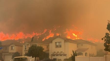 Пожары в Калифорнии: огонь угрожает сотням зданий
