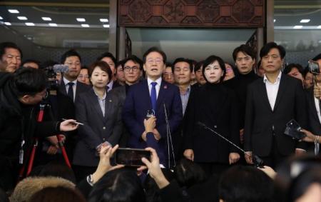 _chzhe_men_lee_jae_myung_seul_pivdenna_koreya_gettyimages_2188049696_caf31af6bbe2af5c498ac52a1_16.08.26