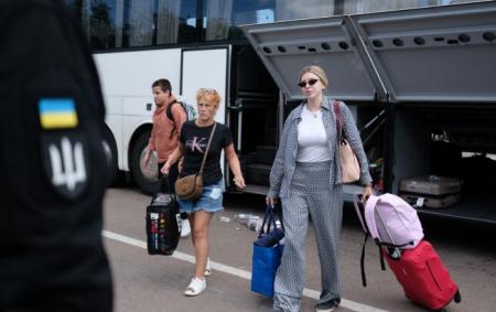 _evakuatsiya_dvi_zhinki_v_rusi_rvani_shorti_chervona_valiza_rozh__ryukzak_prapor_n_10.09.26