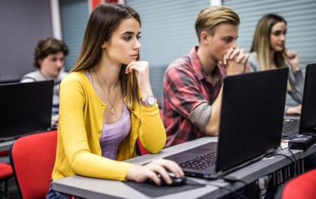 _hlopets_studenti_noutbuk_gettyimages_1175173920__6__44ba9709cc009f376605e3077c8_07.08.26
