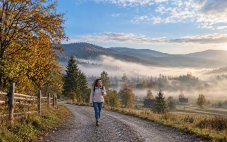 _karpati_tuman_zhinka_na_dorozi_bila_kurtka_9a4872dd4c4becd36b9eb53b_29.09.26