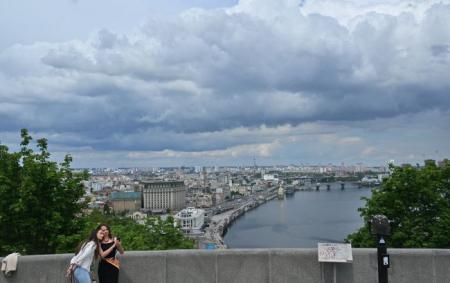 _lito_hmari_v_nebi_dvi_divchini_foto_na_oglyadoviy_vid_na_podil_dnipro_zeleni_dereva_gettyimages_2215435931_093911a308b77f84ba97f5830aa4_25.07.26