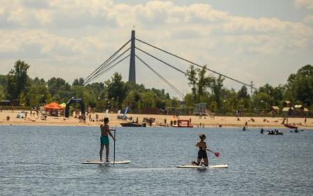 _lito_speka_kiyiv_plyazh_lyudi_na_doshkah_dnipro_pogoda_2024_gettyimages_2160241589_09f2ad10086d505b60394ded951c6_01.08.26