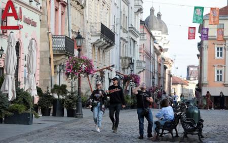 _lviv_lyudi_vulitsya_turisti_gettyimages_1228398441_9bef3ae5109e03ddac1e216634_10.0.26