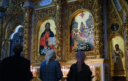 _lyudi_spinoyu_bilya_svichok_i_ikon_molitva_tserkva_pravoslavnii___hristiyanstvo_foto__vitalii___nosach_rbk_ukrai__na__b4a89bf117a9a21009f09a9_02.09.26