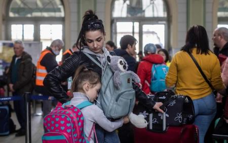 _mama_ditina_vokzal_pshemisl_polshcha_gettyimages_1239806573_40598ff8ff35b35494742c259ea_04.07.26