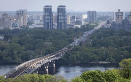 _metro_na_liviy_bereg_tsekva_budinki_mashini_zelen_teplo__richka_dni_07.09.26