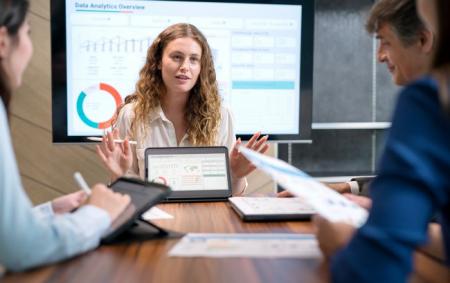 _ofis_divchina_kucheri_trimae_ruki_ruchka_data_analitik_profesiya_narada_pratsevlashtuvannya__gettyimages_1486032253_5b5a18a8d4f9ea54cd1be918c684_26.09.26
