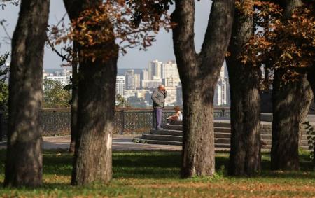 _osin_teplo_didus_iz_ditinoyu_kashtani_opadayut_volodimirska_girka_park_kiyiv_2024_gettyimages_2169443722_ccecbeba4a82460b6ffe9edc3058_26.08.26