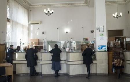 _priyom_platezhiv_oshchadbank_bank_lyudi_kasa_gettyimages_478667235_e7256a2d0e0cd4eb39be75236b53_28.08.26