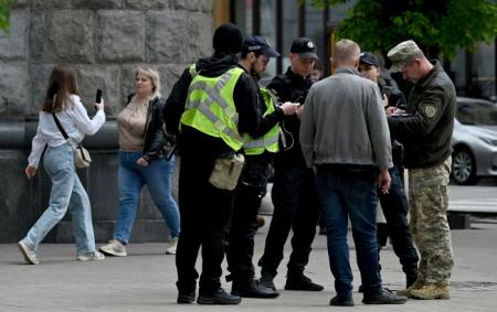 _reyd_povistki_politsiya_ukr_viyskovi_perevirka_dokumenti_mobilizatsiya_gettyimages_2149547362_030987db0a321fdd8cc7785c68b93_27.10.26