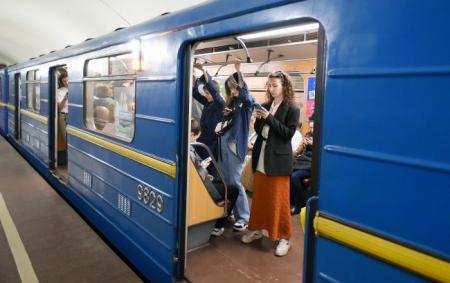_stantsiya_metro__pasazhiri_vagon_2024_gettyimages_2149395851_fbaaa5629b2a24745857b41b2cf_04.09.26