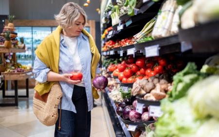 _supermarket_ovochi_pomidor_i_sinenkiy_v_rukah_zhinki_kofta_na_plechah_gettyimages_2234905249_f0cf7bd0f76c30cd73f26f898f25_16.09.26