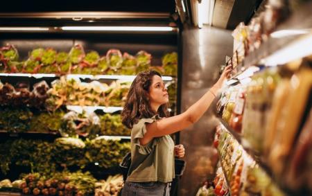 _supermarket_zhinka_produkti__gettyimages_1498206242_caa2853ac74ce9b358f6dd1dd7aaf_11.08.26