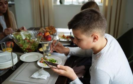 _trimae_hlopchik_za_stolom_salat_u_tariltsi_simya_krup_plan_freepik_com_2149442466_26cf3aae99c49f0d1b75139d518161_18.07.26