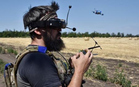 _viyskoviy_operator_dron_kamikadze_fpv__gettyimages_2165695347_8d546104cccc35e237f81786ee_13.07.26