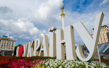 _ya_lyublyu_ukrayinu_krup_plan_pozadu_stela_klumba_z_kvitami_hmari_na_nebi__25.07.26